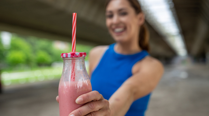 Sportlerin mit Drink Sportlerin mit Drink