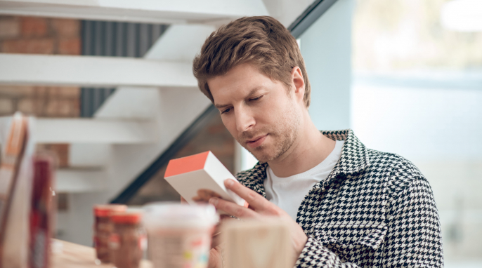 Mann studiert Verpackung