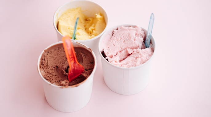 Eisbecher mit drei verschiedenen Eissorten