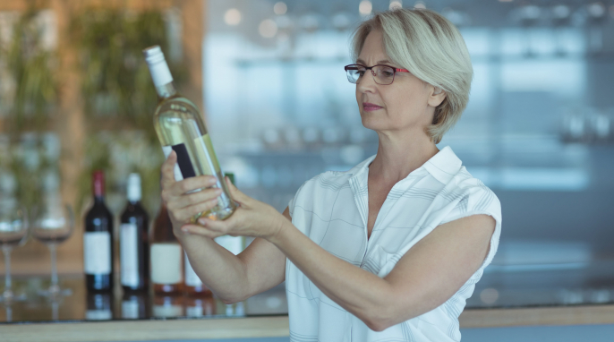 Frau liest Etikett Frau liest Etikett