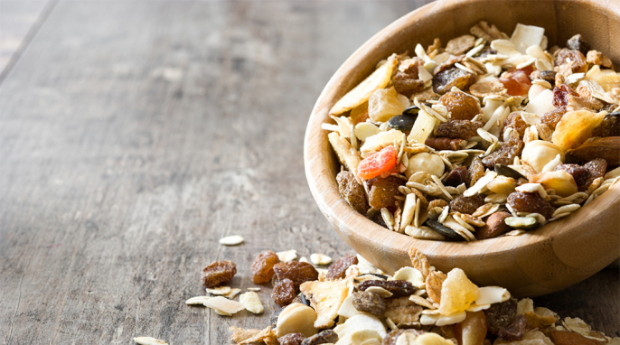 eine Schüssel Müsli mit Trockenfrüchten eine Schüssel Müsli mit Trockenfrüchten