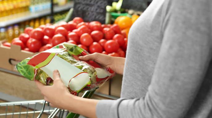 Person schaut Salatpackung an