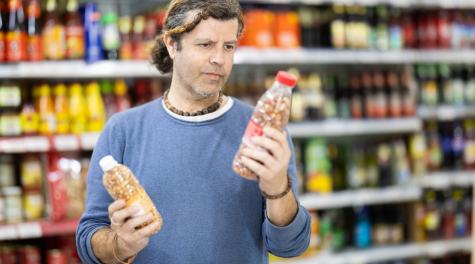 Verbraucher vergleicht zwei ähnliche Produkte