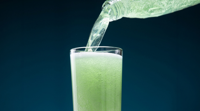 Erfrischungsgetränk wird in ein Glas gefüllt Erfrischungsgetränk wird in ein Glas gefüllt