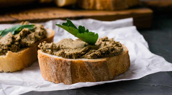 Brot mit veganer Leberwurst