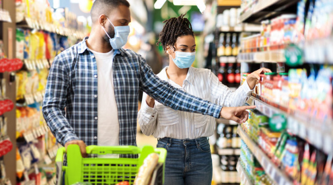 Menschen beim Einkaufen mit OP-Maske