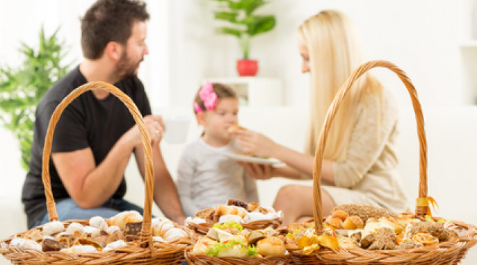 Brotkorb vor Familie