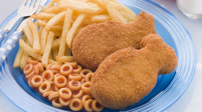 Fish Cakes mit Spaghetti Hoops und Chips 