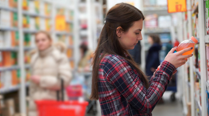 Frau kauft Saft im Supermarkt oder im Speicher