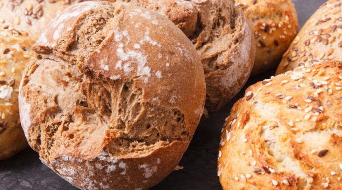 Frisch gebackene Dinkel- und Roggenbrötchen