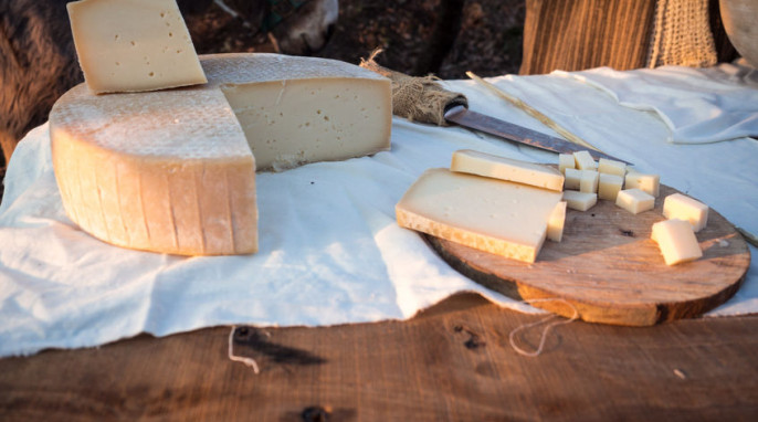 Bergkäse auch Tuch und Holz