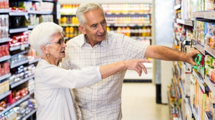Rentnerpaar beim Einkauf