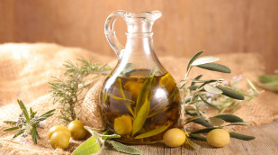 Olivenöl in Karaffe kleiner ©margouillat