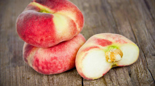 Plattpfirsische auf Holz Plattpfirsische auf Holz