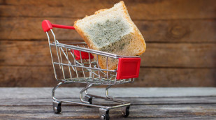 Verdorbenes Brot im Einkaufswagen