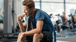 Sportler isst Fitnessriegel