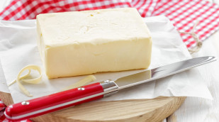Butter mit Messer auf Brett