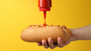 Ketchup auf Hotdog