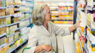 Ältere Frau beim Einkaufen