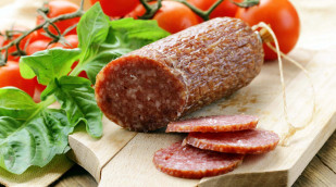Salami auf Holzbrett