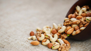 Mischung-aus-Cashewnüssen,-Mandeln,-Pistazien,-Haselnüssen-und-Walnüssen