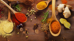 Gewürze-und-Kräuter-auf-Holzuntergrund