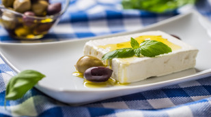 Griechischer Fetakäse und Oliven