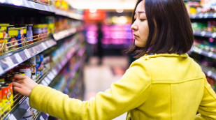 Frau im Supermarkt