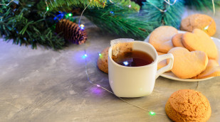 Teetasse vor Weihnachtsbaum