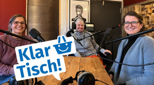 Nicole Schöppler, Stephanie Wetzel und Carolin Krieger bei der Aufnahme des Podcasts "KlarTisch"