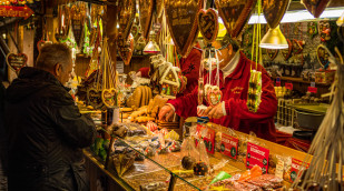 Bude auf einem Weihnachtsmarkt