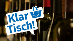 Weinflaschen mit dem Logo "KlarTisch"