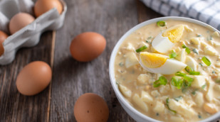 Schuessel-eiersalat-auf-holztisch-mit-eierkarton