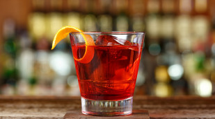 roter-cocktail-im-glas