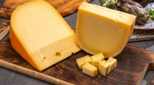 kaese-auf-holzbrett