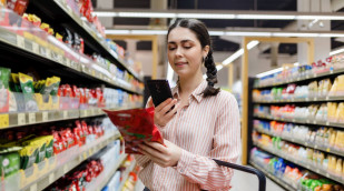 Frau im Supermarkt