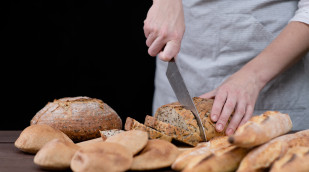 weibliche-haende-schneiden-brot