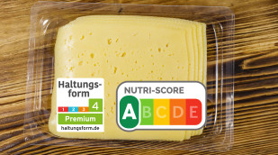 Käsescheiben in einer Verpackung mit dem Nutriscore Label A und dem Haltungslabel 4