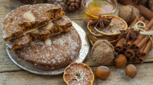 Oblatenlebkuchen auf einem Tisch