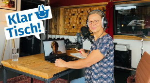 Podcastaufnahme mit Gästin in der Videokonferenz