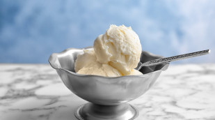 Vanille Eis in Schale