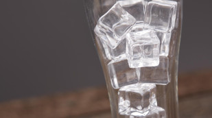 Glas voller Eiswürfel