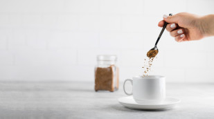 Instantkaffee wird in Tasse gegeben