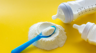 Milchpulver mit Milchfläschchen