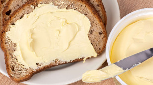 Margarine auf einer Scheibe Brot