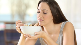 Frau ist von Müsli enttäuscht