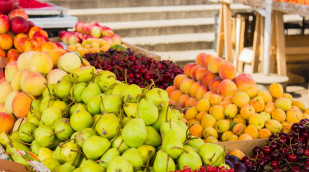Verschiedenes Obst in der Auslage auf einem Marktstand