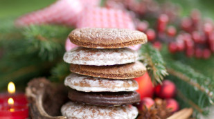 Gestapelte Elisenlebkuchen vor weihnachtlichem Hintergrund