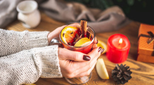 Frauenhände halten einen Glühwein