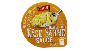  Lebensmittelverpackung eines Instant-Nudelgerichts: „Spaghetti mit Käse-Sahne Sauce“. 